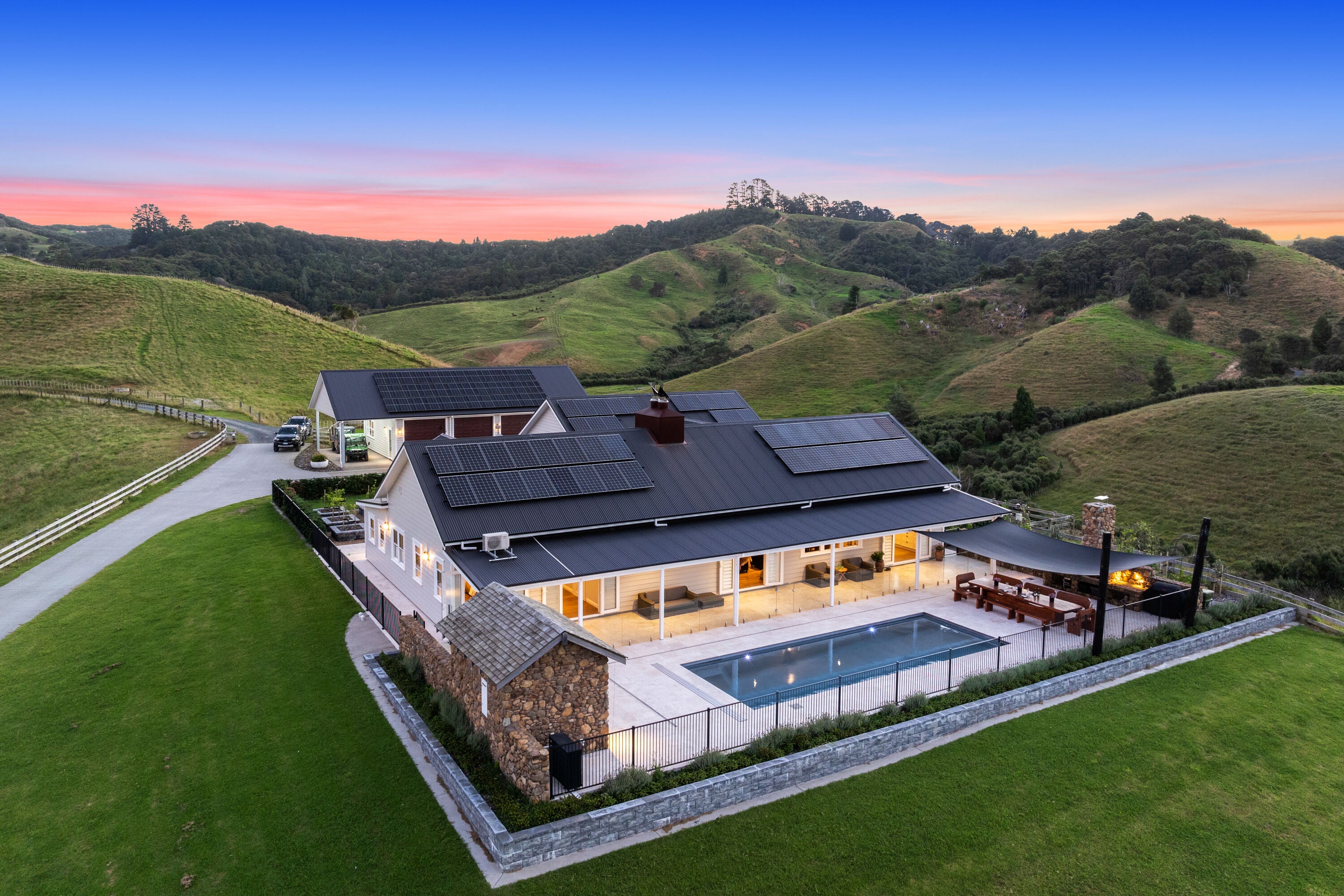 solar-powered-estate-offers-sustainable-and-luxurious-rural-lifestyle