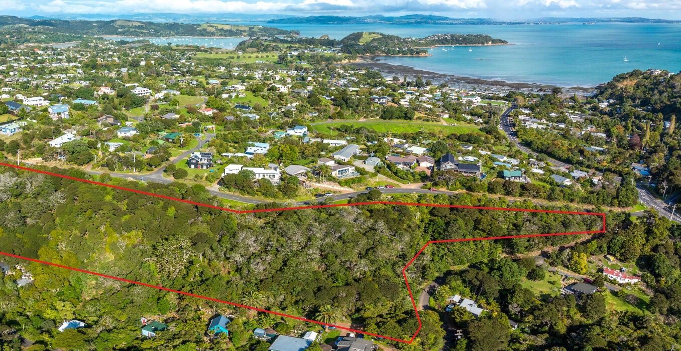 Pacific-Parade,-Waiheke-Island,-Boundary-Lines-&-text---1356x700.jpg